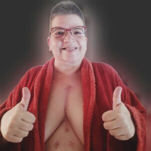 Cicatriz de operación cardíaca en el pecho de la autora tras una cirugía de válvula aórtica en 2023. Imagen personal titulada “Mi Cremallera”, símbolo de recuperación, fuerza y regreso a la vida cotidiana.